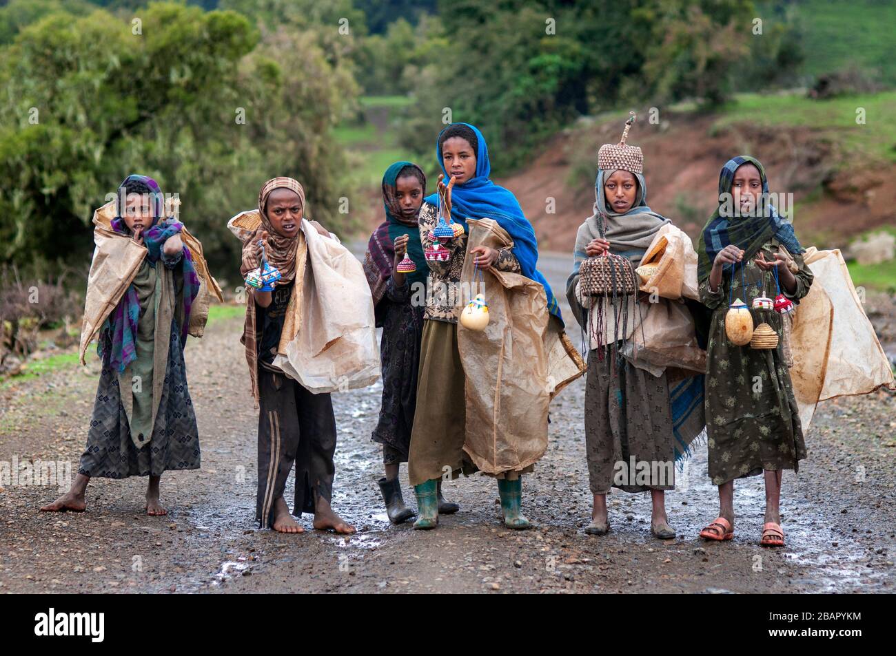 Abitanti locali che vendono cappelli e pentole souvenir nel Parco Nazionale delle Montagne Simien, regione di Amhara, Etiopia Foto Stock