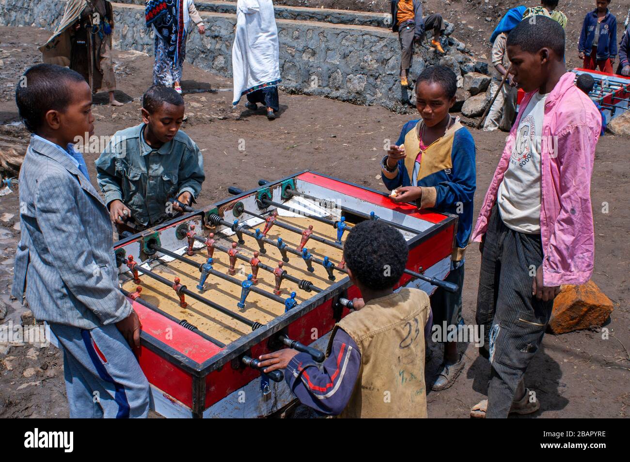 Luogo di mercato. Sbarcare. Simien Mountains. Nord dell'Etiopia. Sbarcare sul mercato. Parecchi bambini giocare a biliardino mentre i loro genitori sono la vendita o l'acquisto. Th Foto Stock