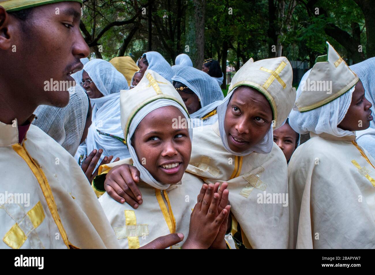 Matrimonio nella chiesa di Santa Maria di Sion ad Aksum o Axum in Etiopia. Alcuni gemiti mirano a sposarsi nella moderna chiesa di Santa Maria di Sion. La Chiesa di San ma Foto Stock