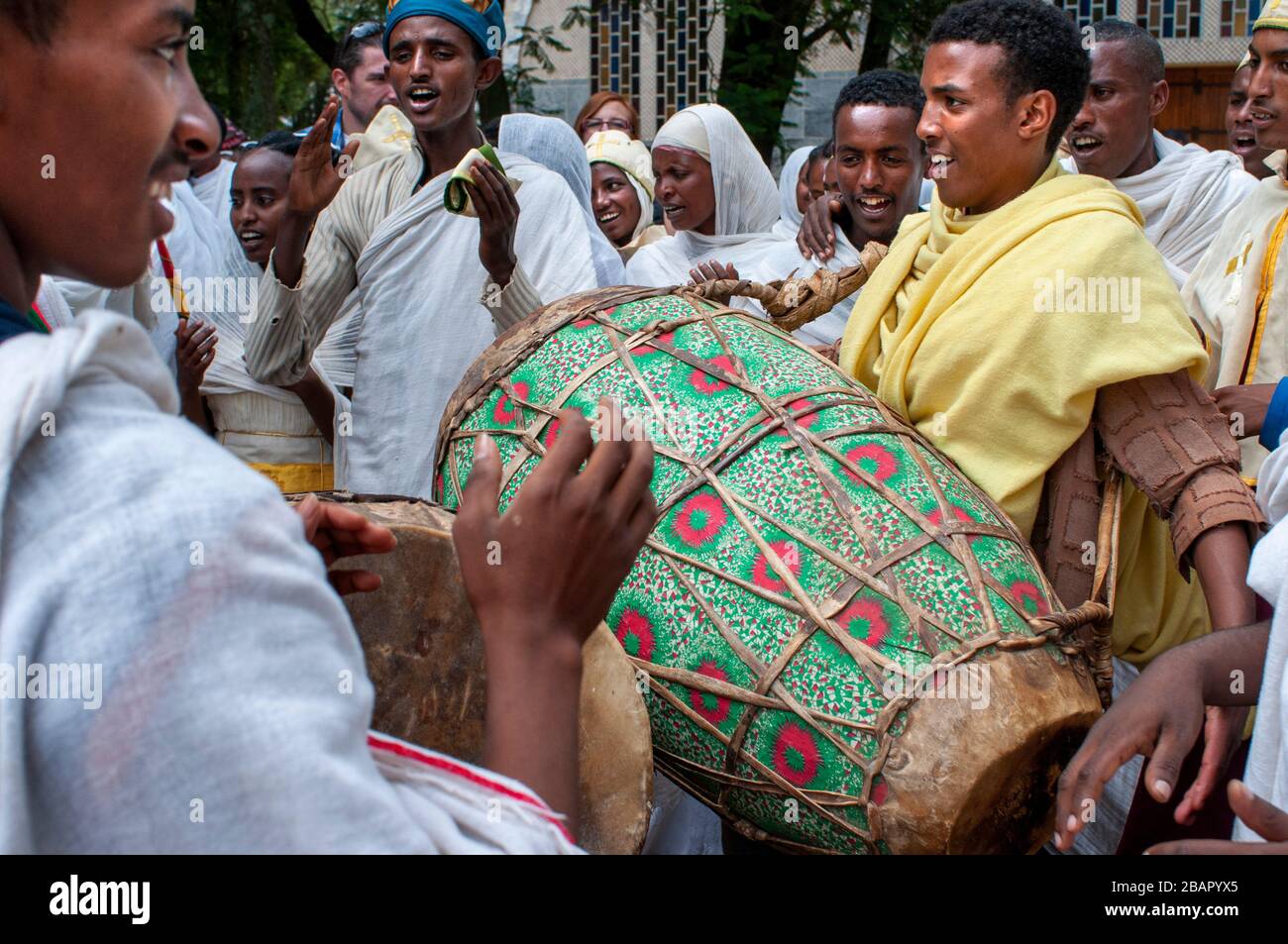 Matrimonio nella chiesa di Santa Maria di Sion ad Aksum o Axum in Etiopia. Alcuni gemiti mirano a sposarsi nella moderna chiesa di Santa Maria di Sion. La Chiesa di San ma Foto Stock