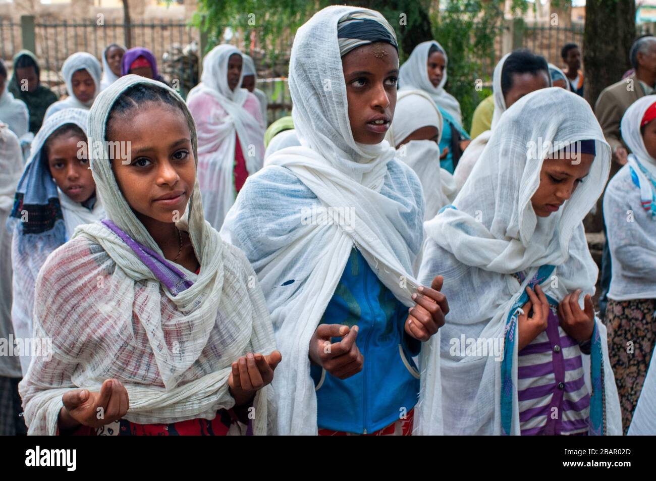 Santa Maria di Zion Church, Aksum, Etiopia. Più separati i ragazzi e le ragazze stanno facendo la catechesi all interno della chiesa di Santa Maria di Sion ad Axum. L'Arca o Foto Stock