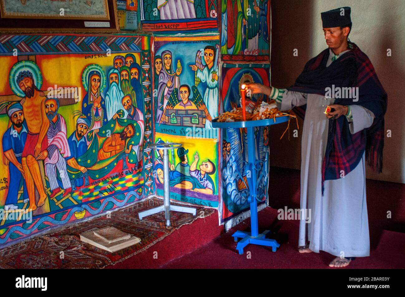 Sacerdote monaco al monastero di Abuna Garima Tigray. Il Monastero di Abba Garima è un monastero ortodosso etiope, situato a circa cinque chilometri a est di ADW Foto Stock