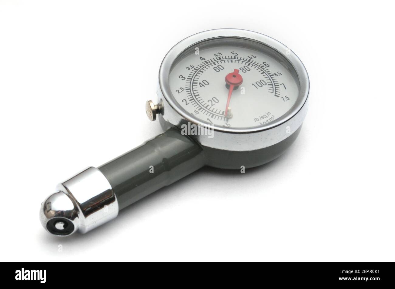 Manometro per la misurazione della pressione dell'aria negli pneumatici per auto da vicino su uno sfondo bianco isolato Foto Stock