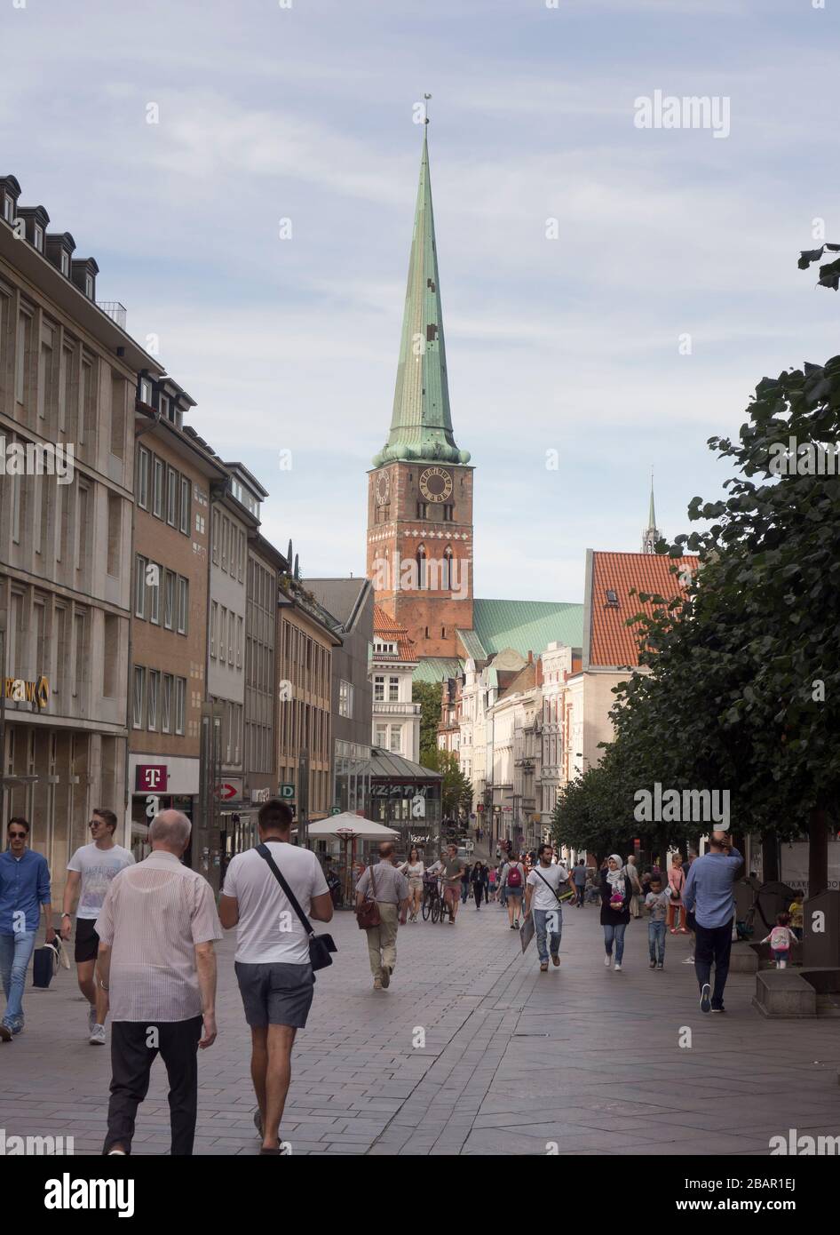 Strada pedonale, Breite Strasse, nel centro di Lübeck Germania, chiesa di San Giacomo sullo sfondo Foto Stock