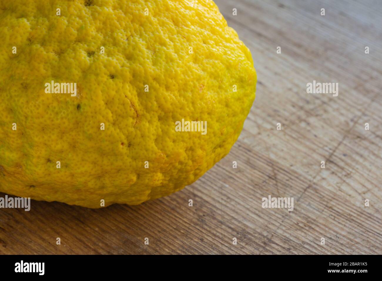 fresco citron di frutta closeup su una tavola di legno con spazio di copia Foto Stock