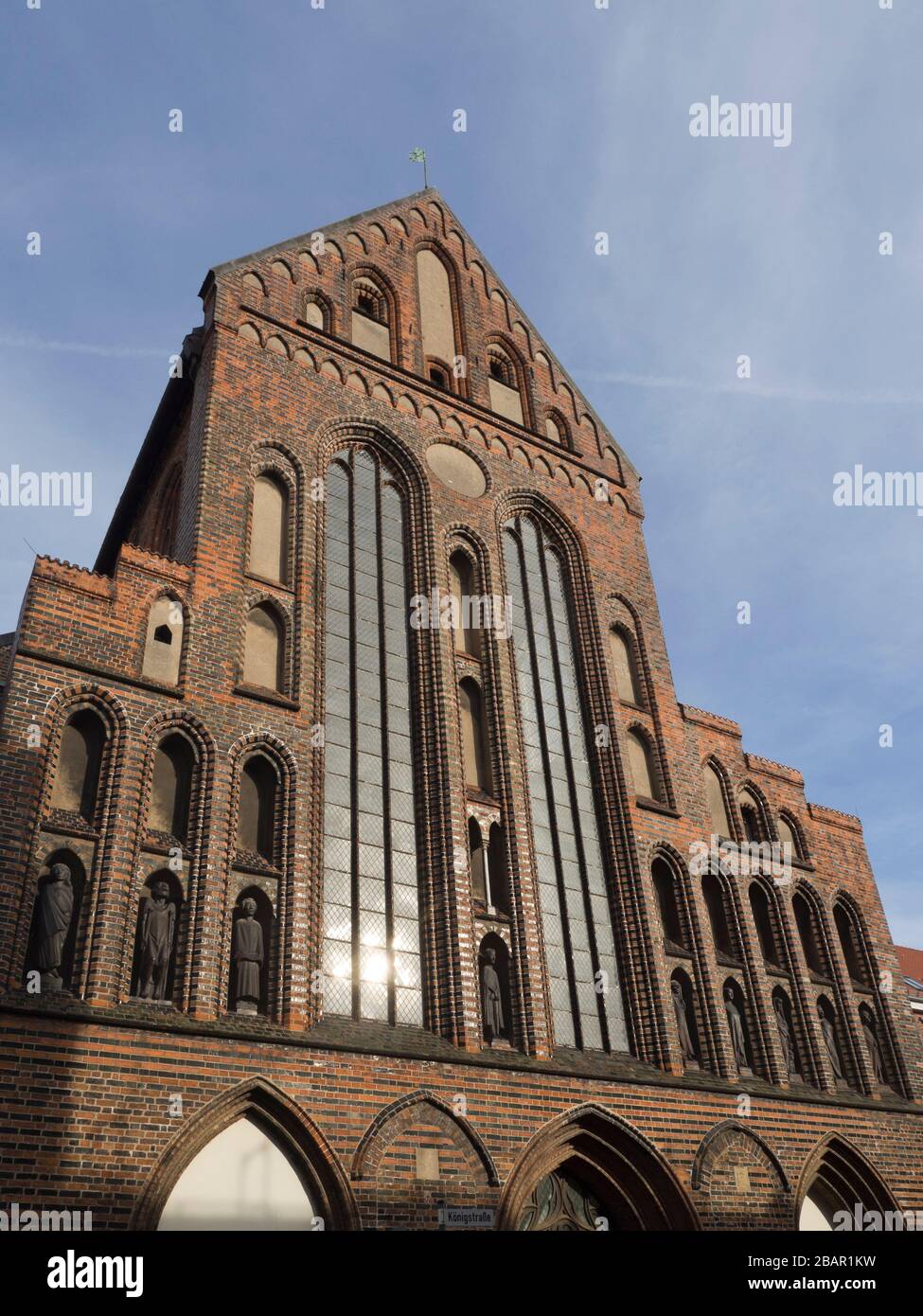 Imponente facciata storica in mattoni rossi nel sito patrimonio dell'umanità dell'UNESCO di Lübeck Germania Foto Stock