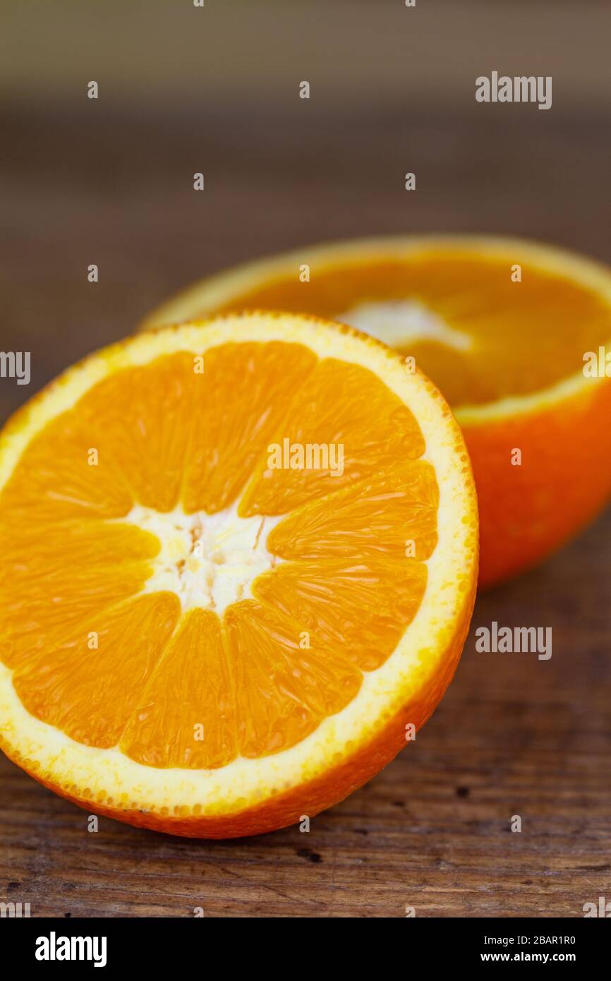 Freschi frutti di colore arancione closeup isolato su una tavola di legno con spazio di copia Foto Stock