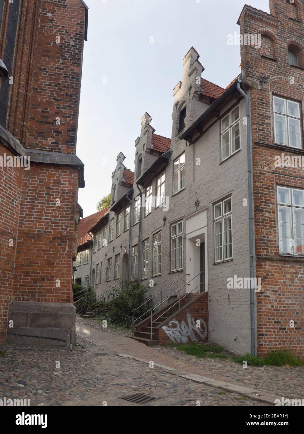 Piccolo vicolo nel centro di Lübeck Germania, un sito patrimonio dell'umanità dell'UNESCO Foto Stock