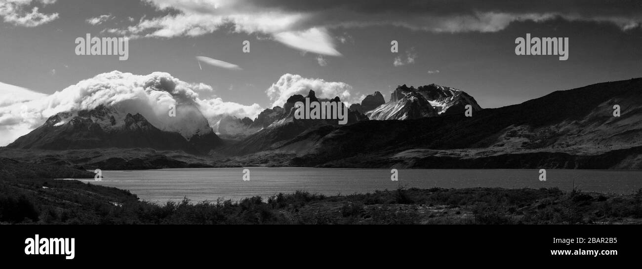 Vista estiva del Lago del Torro, Torres de Paine, regione Magallanes, Patagonia, Cile, Sud America Foto Stock