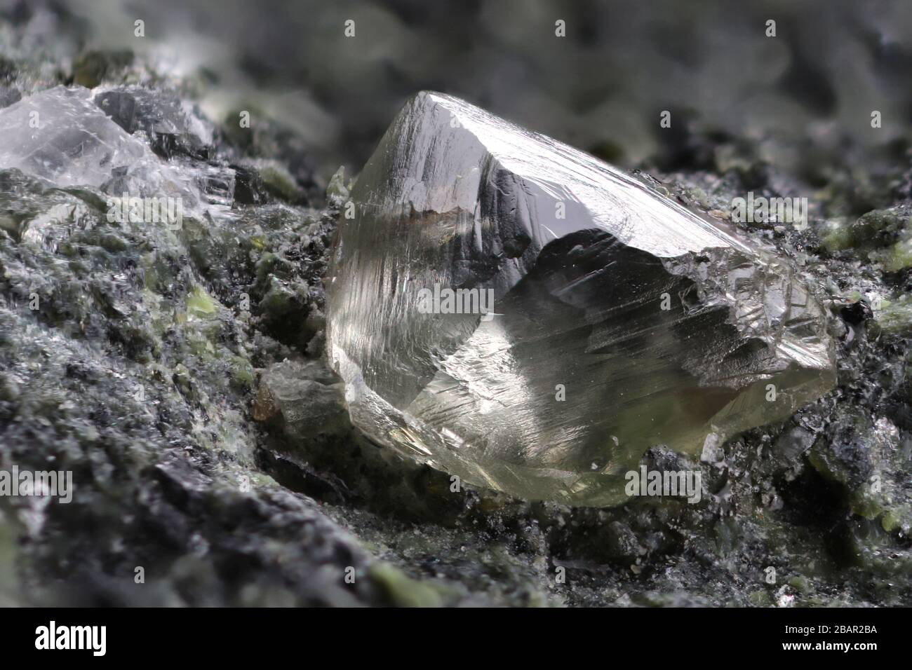 Diamante naturale sudafricano annidato in kimberlite Foto Stock