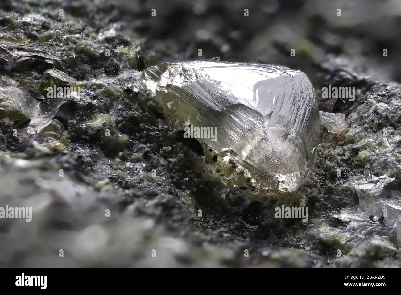 Diamante naturale sudafricano annidato in kimberlite Foto Stock