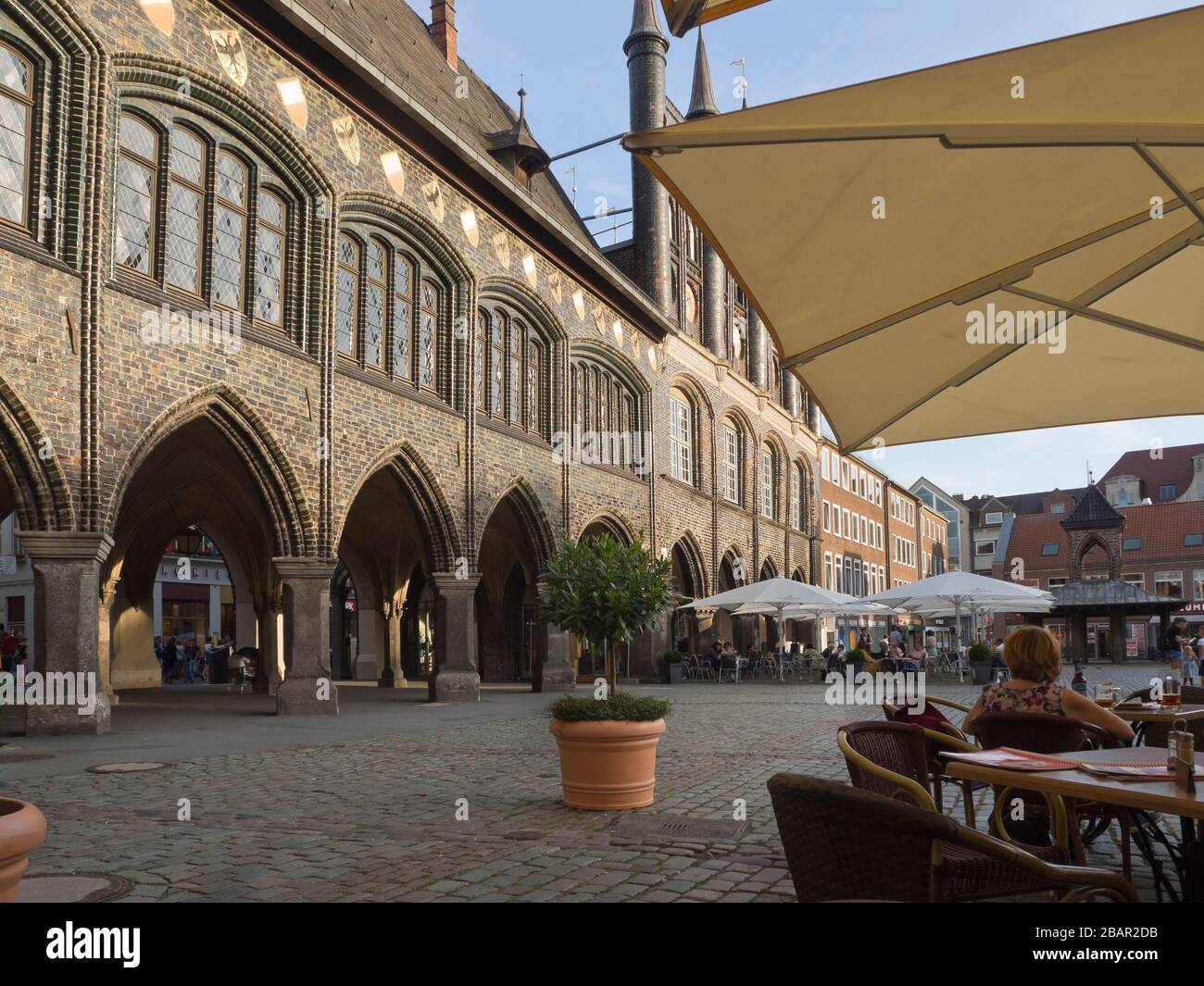 Il municipio nella città anseatica della Germania, le parti Lübeck antiche del 1250, la facciata, il cortile, le guglie e il ristorante Ratskeller Foto Stock