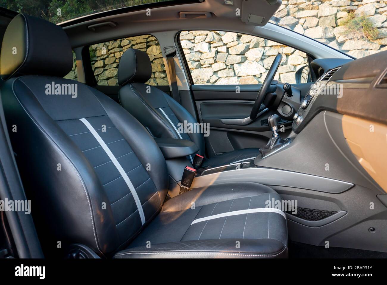 All'interno foto dettagliata di un meraviglioso SUV con panoramico vetro dach / tettuccio apribile Foto Stock