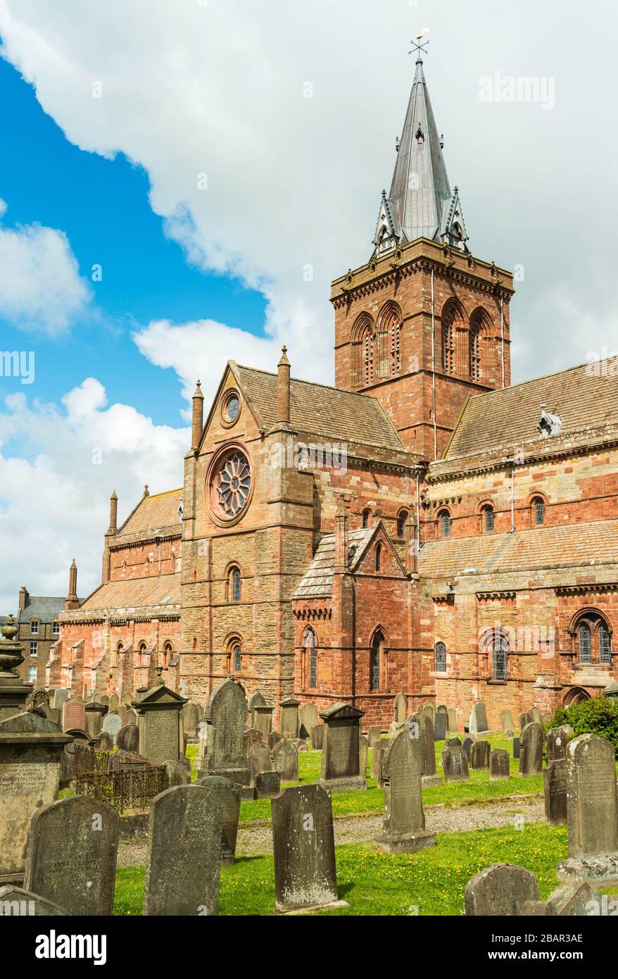La Cattedrale di St Magnus domina lo skyline di Kirkwall, Orkney, Scozia, Regno Unito. È la cattedrale più settentrionale del Regno Unito. Foto Stock