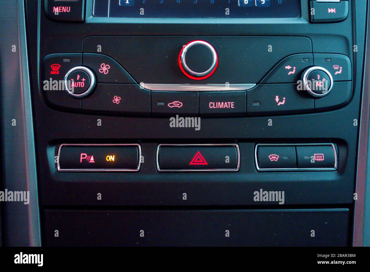 Comando della centralina climatizzatore, foto di primo piano, pulsante sedili riscaldati, illustrazione digitale della temperatura. Climatizz. Climatizz. Doppia Foto Stock