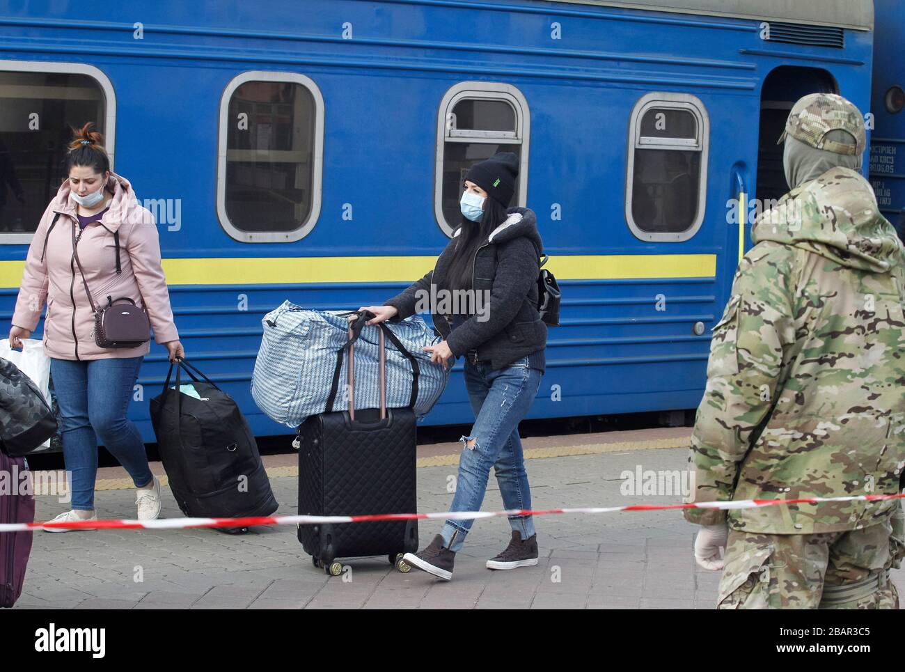 Kiev, Ucraina. 29 marzo 2020. Gli ucraini che sono stati evacuati in treno dalla Russia, a causa della diffusione del coronavirus COVID-19 sono visti al loro arrivo alla stazione centrale di Kiev, Ucraina, il 29 marzo 2020. I cittadini ucraini che, a causa di misure restrittive in relazione alla quarantena a causa del coronavirus diffuso COVID-19 non sono in grado di attraversare il confine, sono stati evacuati dal treno speciale dalla Russia. Credit: Serg Glovny/ZUMA Wire/Alamy Live News Foto Stock