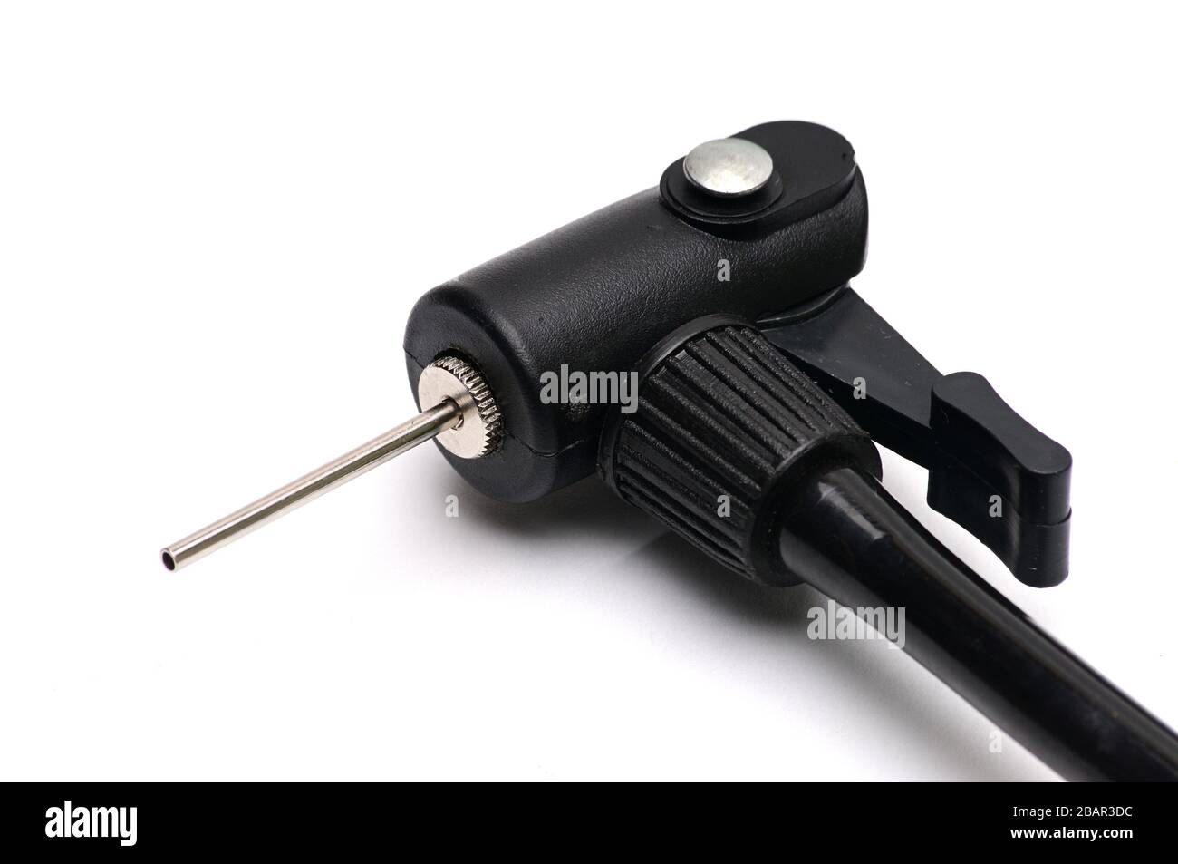 Pompa e ago per gonfiare l'aria su uno sfondo bianco isolato Foto Stock