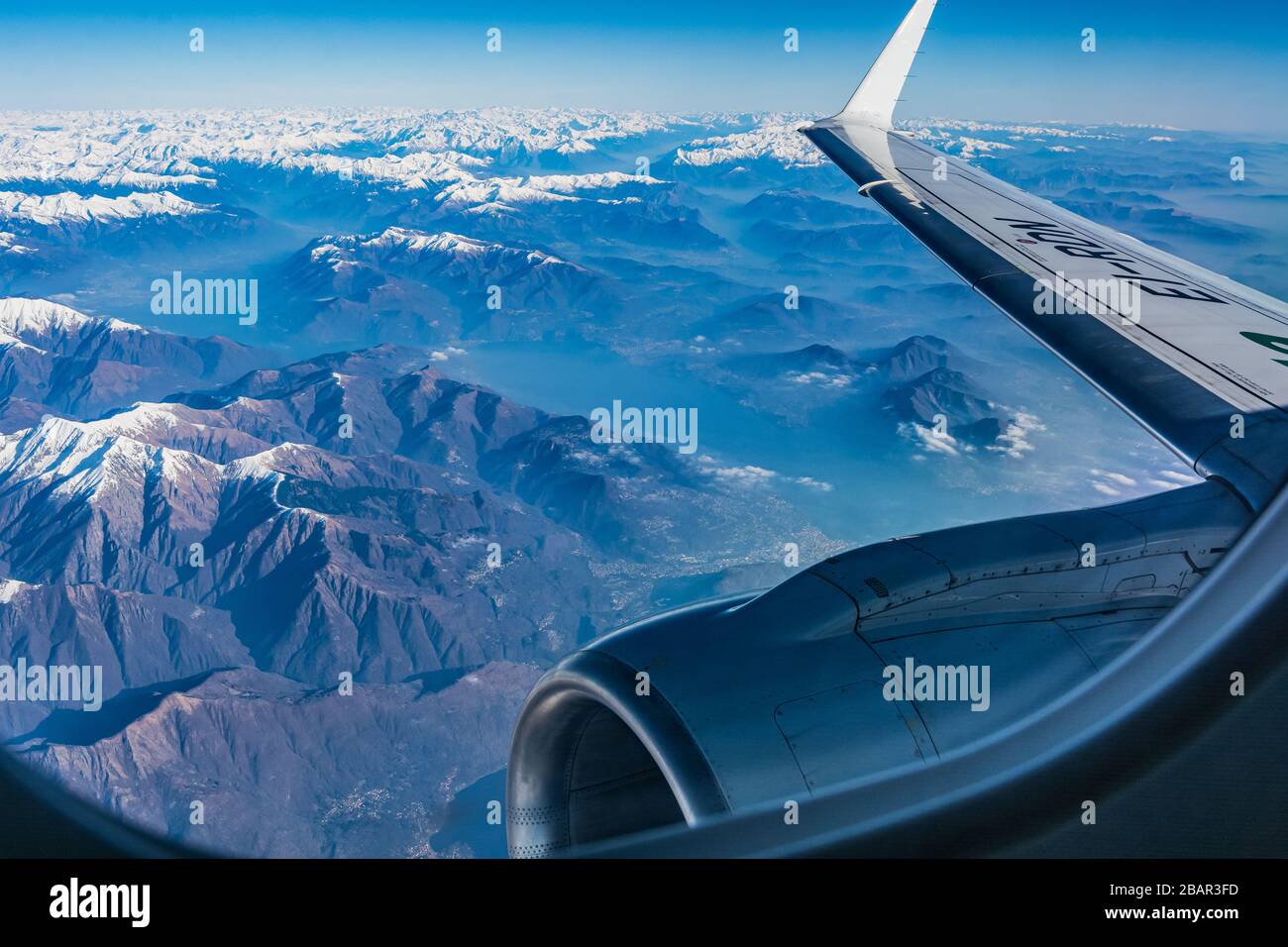 Ala di Alitalia che tocca il cielo blu durante il volo per Bruxelles per l'aeroporto di milano Linate - Malpensa, Milano, Italia Foto Stock