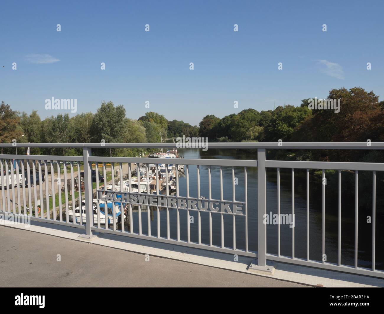 Il ponte Lachswerbrücke in Lübeck Germania, attraversando il fiume trave, famoso per la nautica da diporto Foto Stock