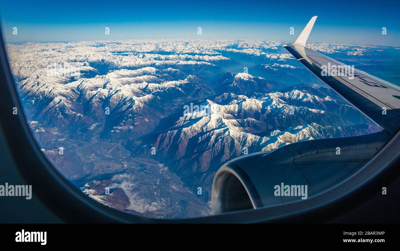 Ala di Alitalia che tocca il cielo blu durante il volo per Bruxelles per l'aeroporto di milano Linate - Malpensa, Milano, Italia Foto Stock