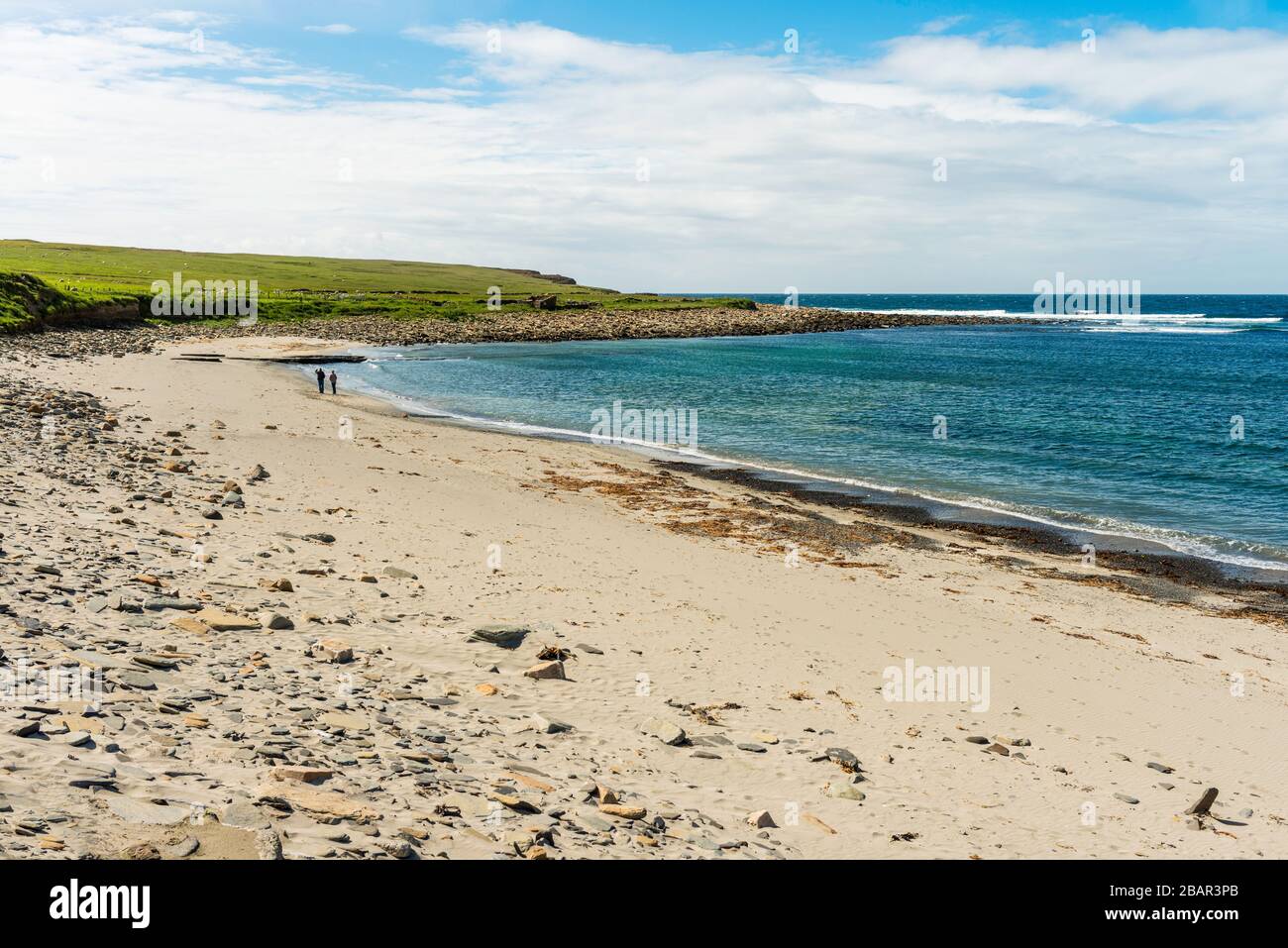 La spiaggia della Baia di Skaill, sito di Skara Brae insediamento Neolitico, Orkney, Scozia, Regno Unito. Foto Stock