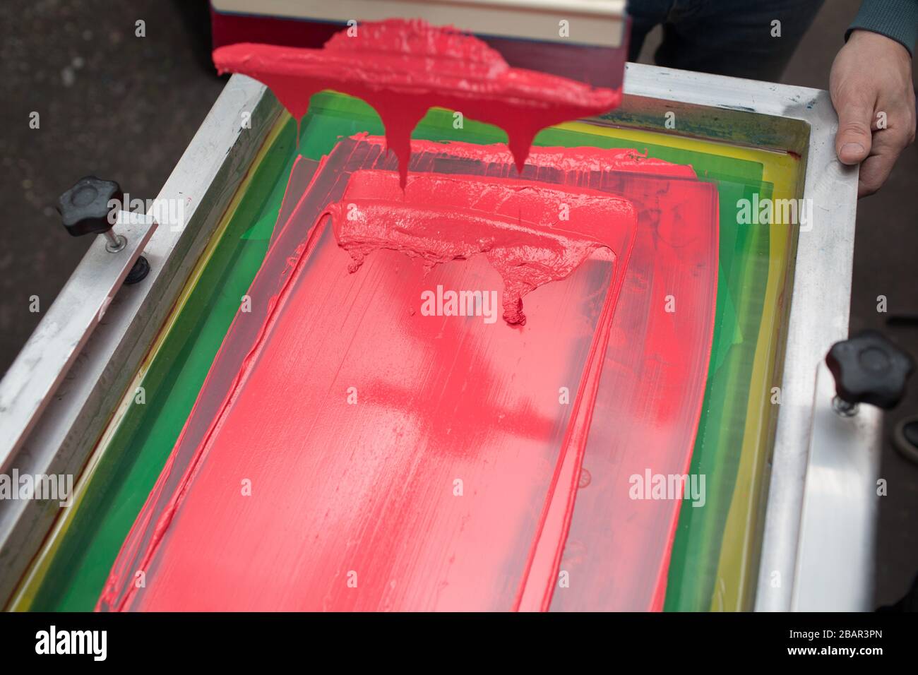 Stampa serigrafica. Serigrafia. Colori e tessuti. Vernice plastisol e spatola. Foto Stock