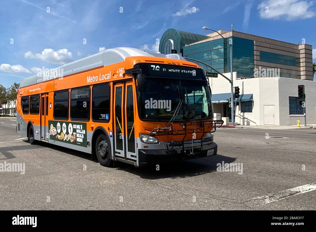 Un autobus locale Metro su Valley Blvd, in mezzo al coronavirus globale COVID-19 pandemia, Sabato, 28 marzo 2020, in Alhambra, California, Stati Uniti. (Foto di IOS/Espa-Images) Foto Stock