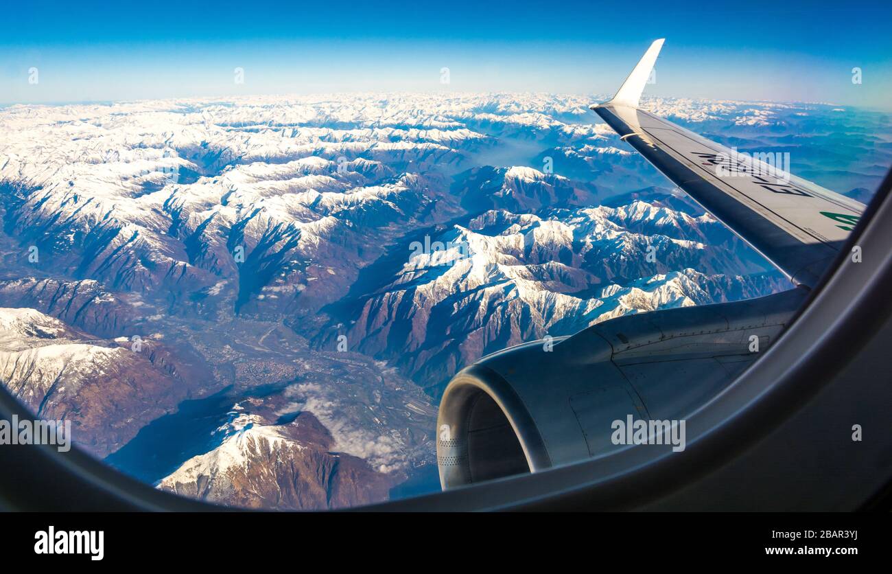 Ala di Alitalia che tocca il cielo blu durante il volo per Bruxelles per l'aeroporto di milano Linate - Malpensa, Milano, Italia Foto Stock