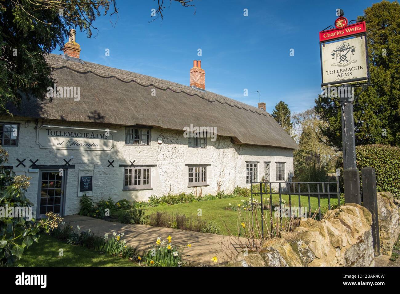 Pub Tollemache con tetto di paglia a Harrington, Northamptonshire, Regno Unito. Uno dei tanti pub chiusi durante l'epidemia di Coronavirus (Covid19). Foto Stock