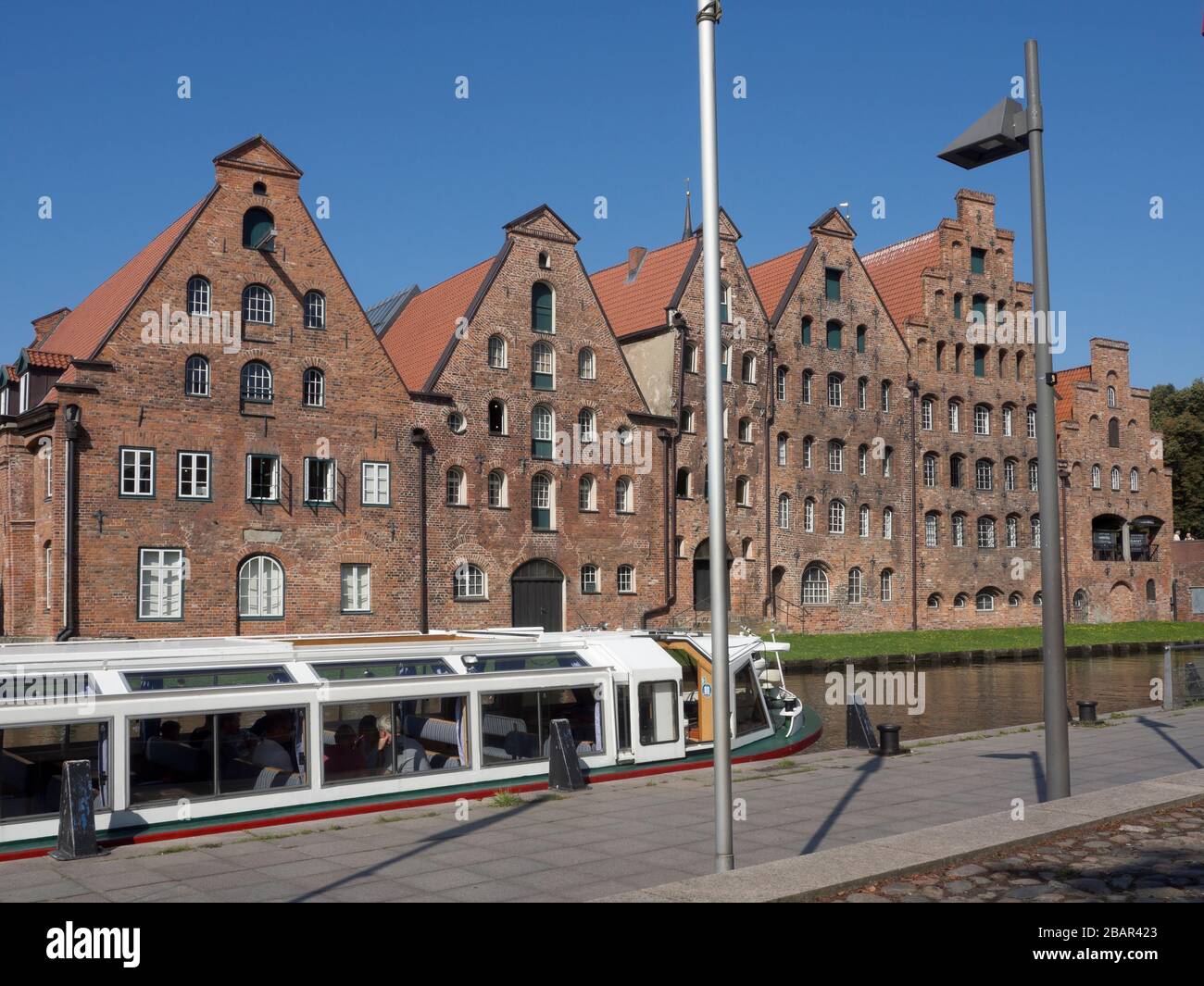 Salzspeicher, i magazzini del sale di Lübeck Germania, lungo il fiume Trave, importanti per il commercio in epoca anseatica Foto Stock