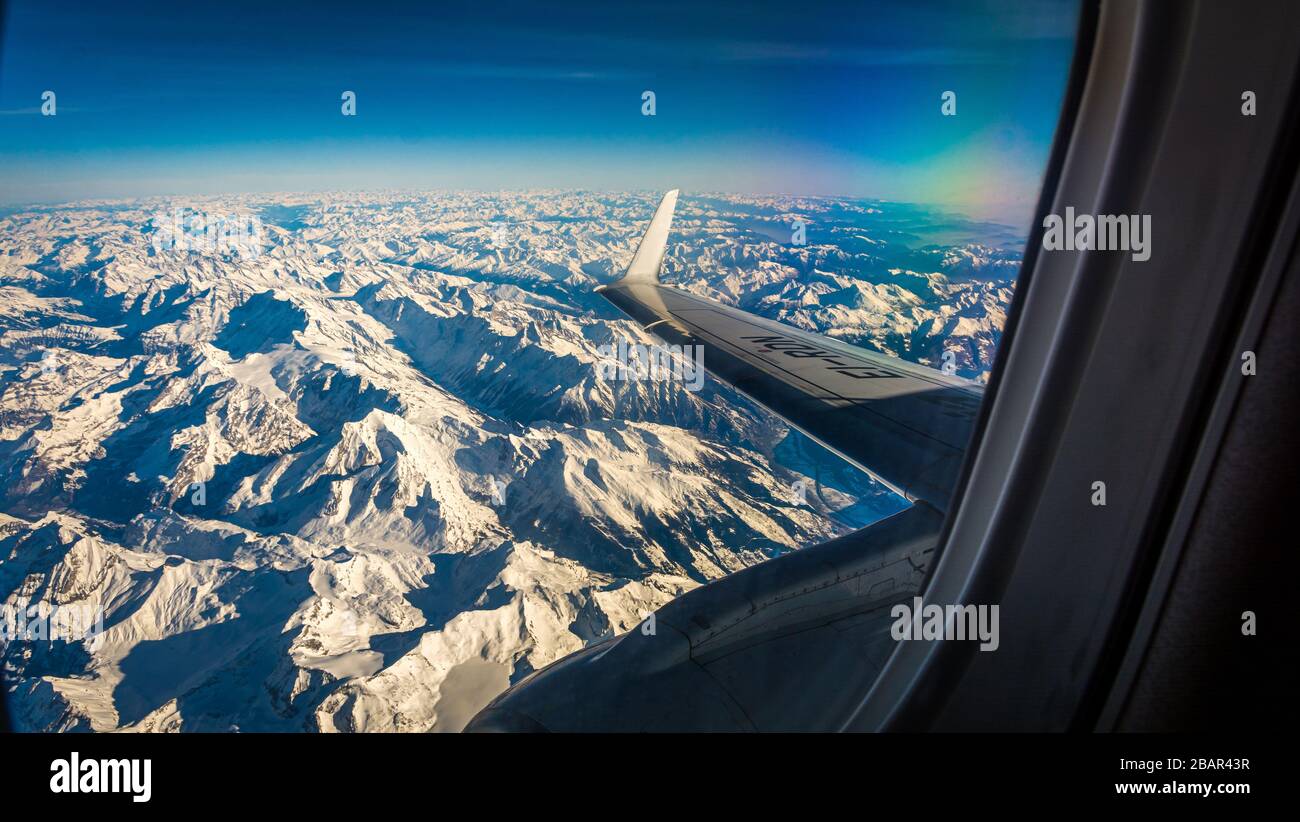 Ala di Alitalia che tocca il cielo blu durante il volo per Bruxelles per l'aeroporto di milano Linate - Malpensa, Milano, Italia Foto Stock