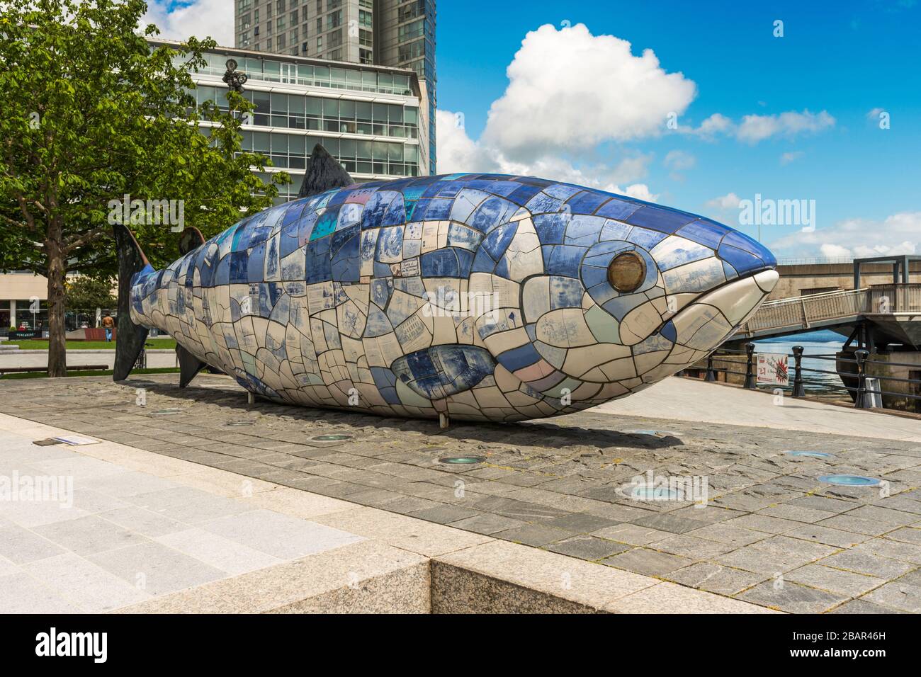 Il Big Fish (1999) è una scultura a mosaico in ceramica di John Kindness, situata a Donegall Quay, Belfast, Irlanda del Nord, Regno Unito. Foto Stock