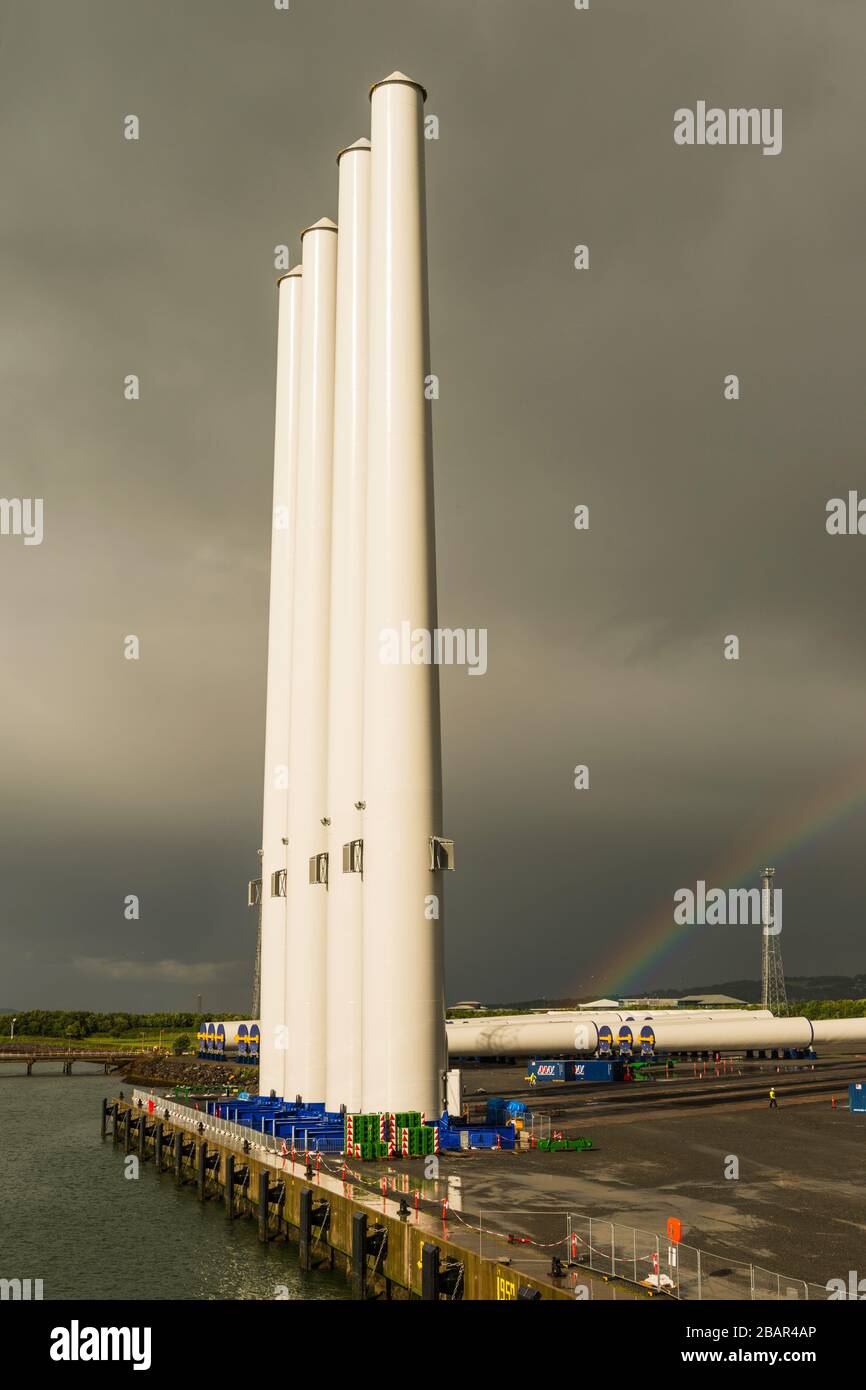 Componenti di turbine eoliche in attesa di montaggio e trasporto a Belfast Harbor, Irlanda del Nord, Regno Unito. Foto Stock
