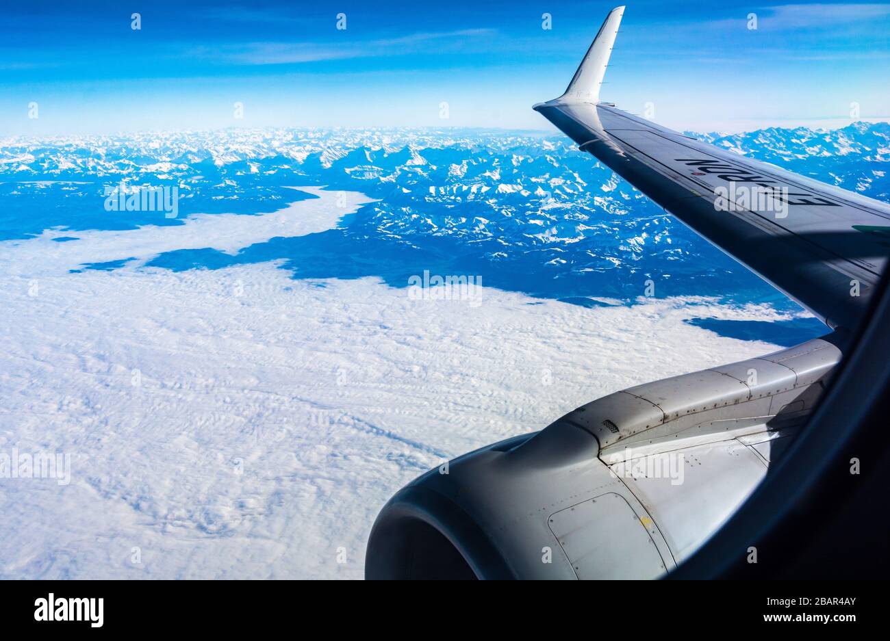 Ala di Alitalia che tocca il cielo blu durante il volo per Bruxelles per l'aeroporto di milano Linate - Malpensa, Milano, Italia Foto Stock