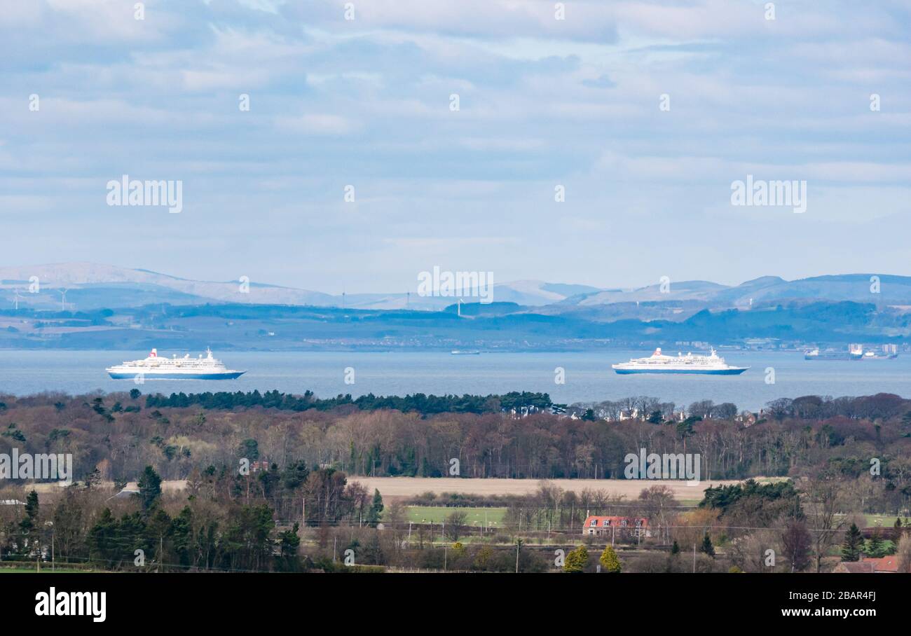 Firth of Forth, Scozia, Regno Unito. 29th marzo 2020. Fred Olsen navi da crociera fuori servizio ancorato nel fiume Forth con solo un equipaggio scheletro a bordo durante la pandemia di Coronavirus Covid-19. Le navi sono il Balmoral, il Black Watch e il Boudicca Foto Stock