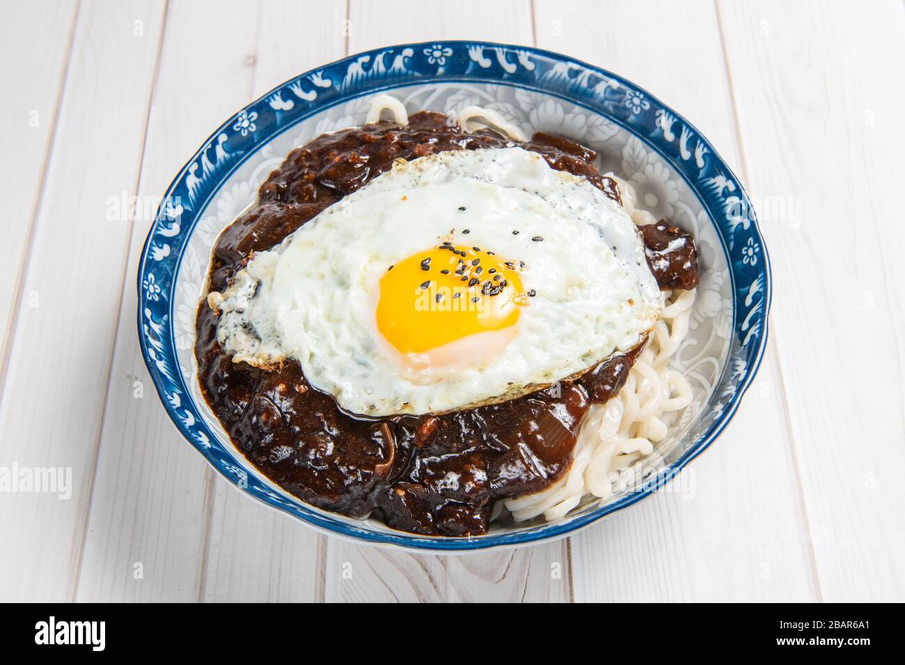 Jajangmyeon o jjjajangmyeon è un piatto di pasta cinese in stile coreano, condito con una salsa spessa fatta di chunjang, maiale a dadini e verdure. Foto Stock