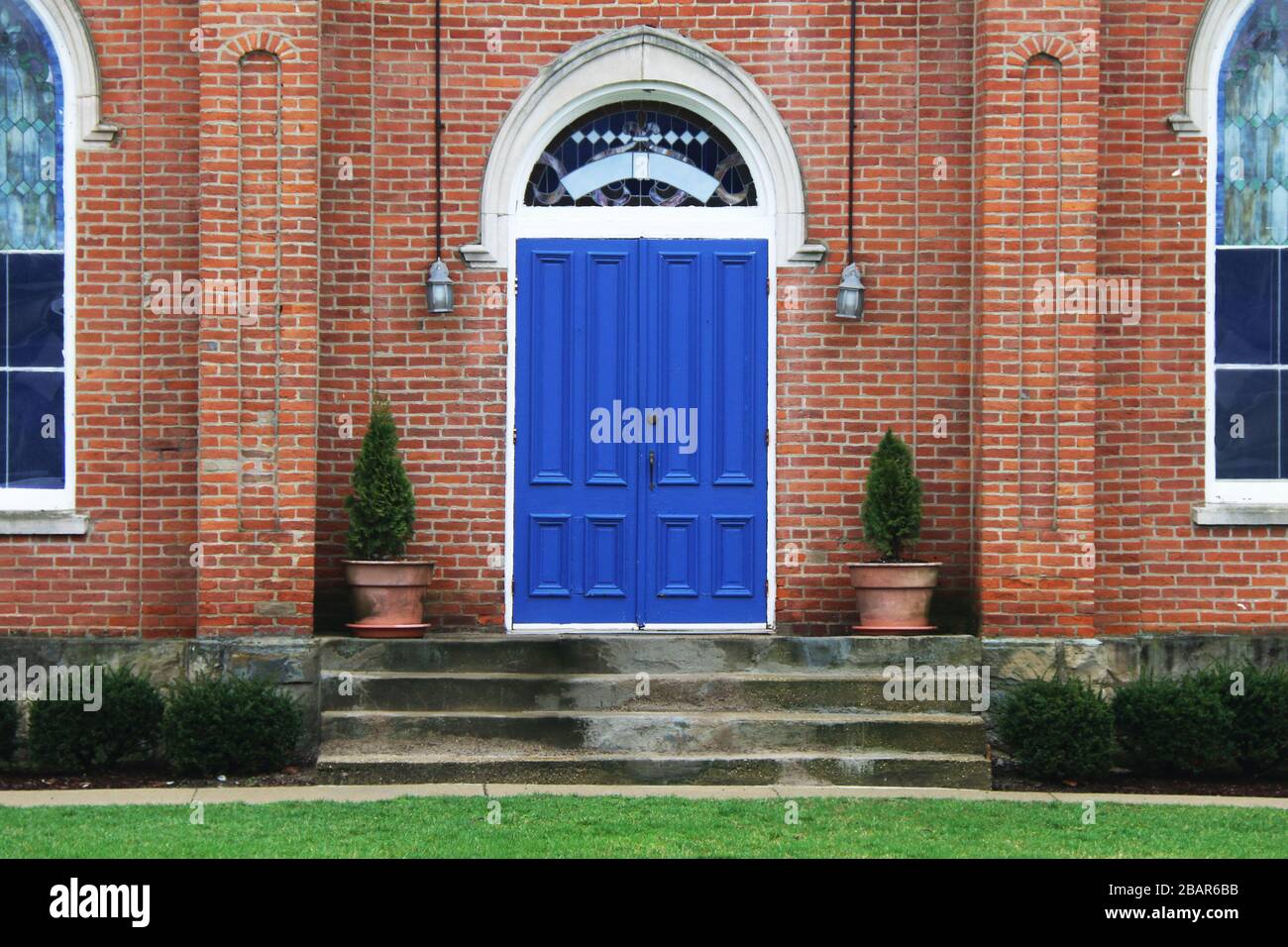 un paio di belle porte blu su una vecchia chiesa in mattoni vintage Foto Stock