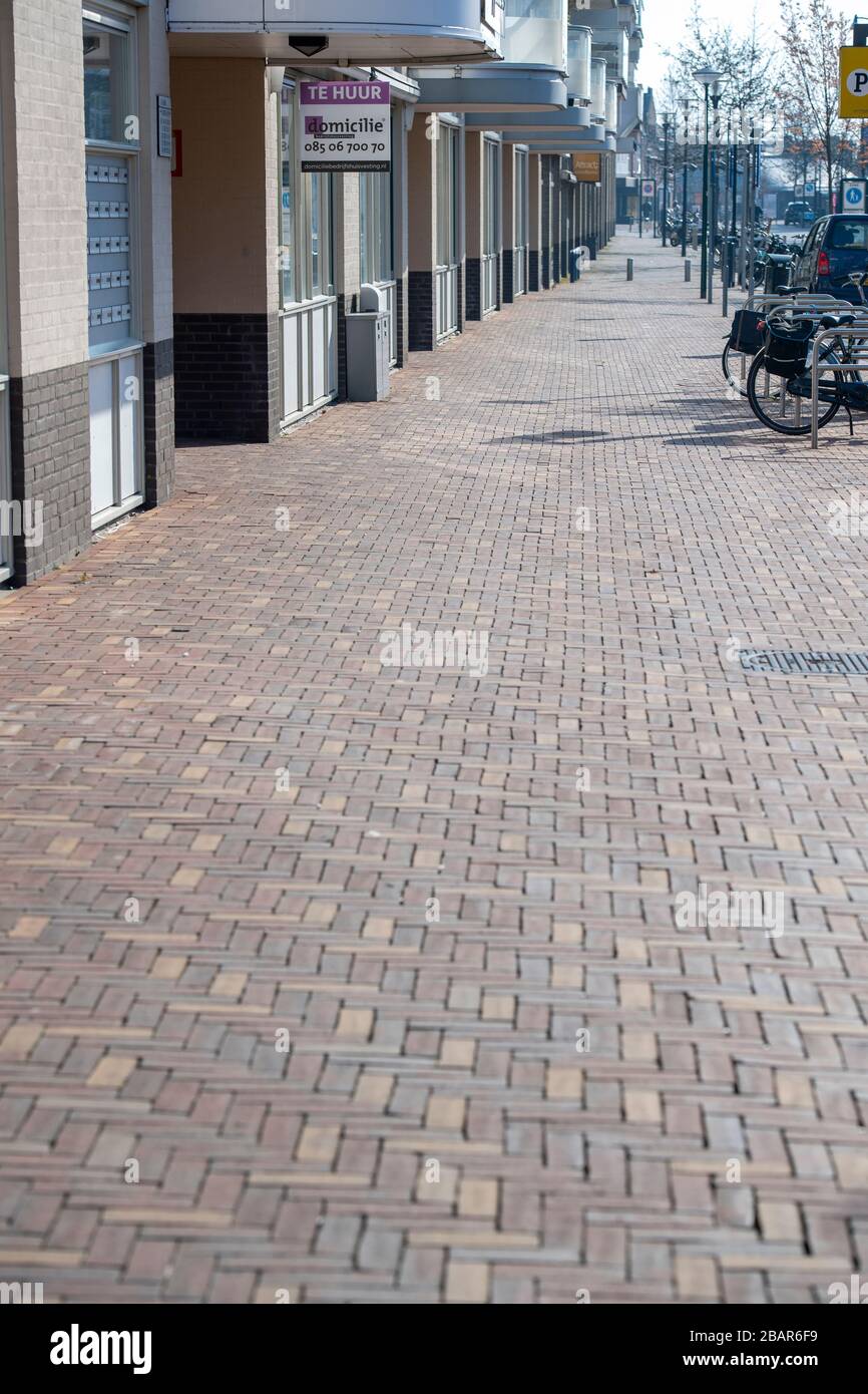 Strada vuota nel centro della città di Veenendaal, Paesi Bassi, a causa della chiusura dei negozi e la gente che rimane all'interno a causa del coronavirus Foto Stock