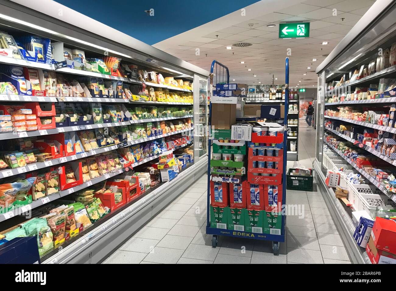 Nonostante il virus corona: Scaffali pieni nei supermercati e nei discount - come qui a EDEKA, gli scaffali di raffreddamento, gli scaffali sono pieni, nessuna traccia di colli di bottiglia di consegna. ? SVEN SIMON Fotoagentur GmbH & Co. Stampa Foto KG Prinzess-Luise-Str. 41 45479 M uelheim/R uhr n. tel 0208/9413250 Fax. 0208/9413260 GLS Bank BLZ 430 609 67 KTO. 4030 025 100 IBAN DE75 4306 0967 4030 0251 00 BIC GENODEM1GLS N. WWW.SVENSIMON.NET. | utilizzo in tutto il mondo Foto Stock