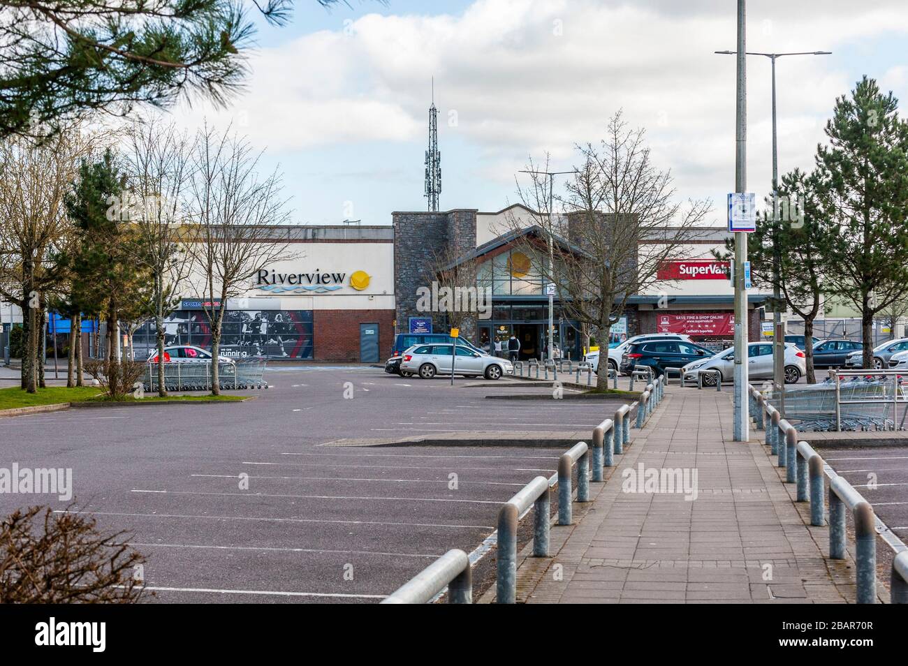 Bandon, West Cork, Irlanda. 29 marzo 2020. Il parcheggio del centro commerciale Riverview è stato quasi abbandonato questa mattina il giorno 2 dell'ordine obbligatorio "giorno a casa" del governo. L'ordine è in vigore fino al 12 aprile. Credit: Andy Gibson/Alamy Live News Foto Stock