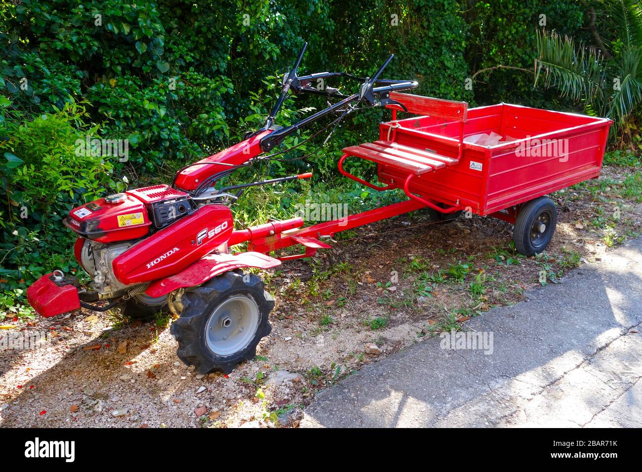 Un timone Honda F560 convertito in un camion sull'isola di Koločep, Isole  Elaphiti, Croazia, Europa Foto stock - Alamy