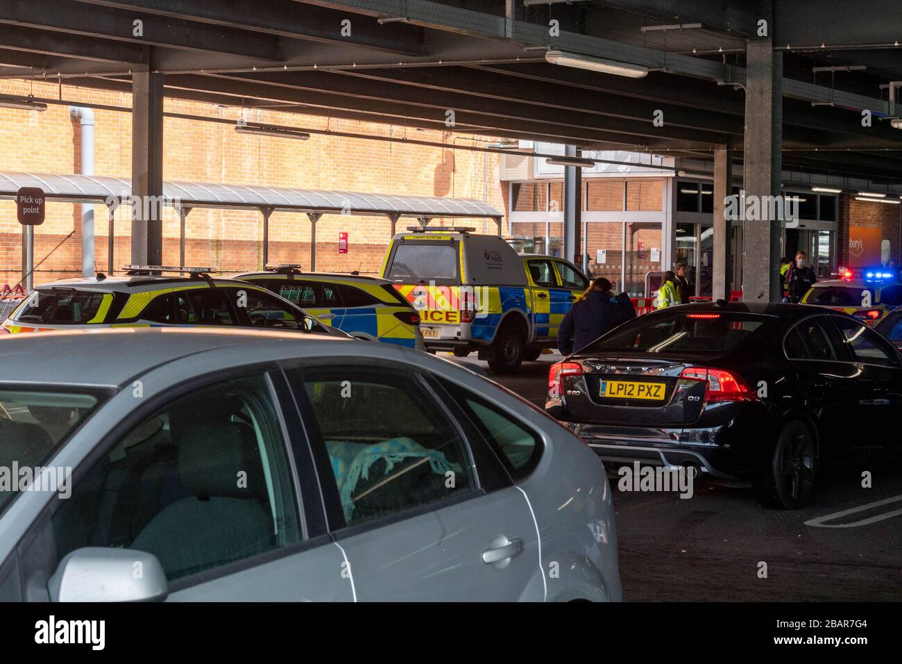 Brentwood, Essex, Regno Unito. 29 marzo 2019. Il supermercato Sainsbury a Brentwood, Essex è stato sigillato fuori dalla polizia in quello che si intende essere un incidente legato covid-19. Più veicoli di emergenza in presenza Credit: Ian Davidson/Alamy Live News Foto Stock