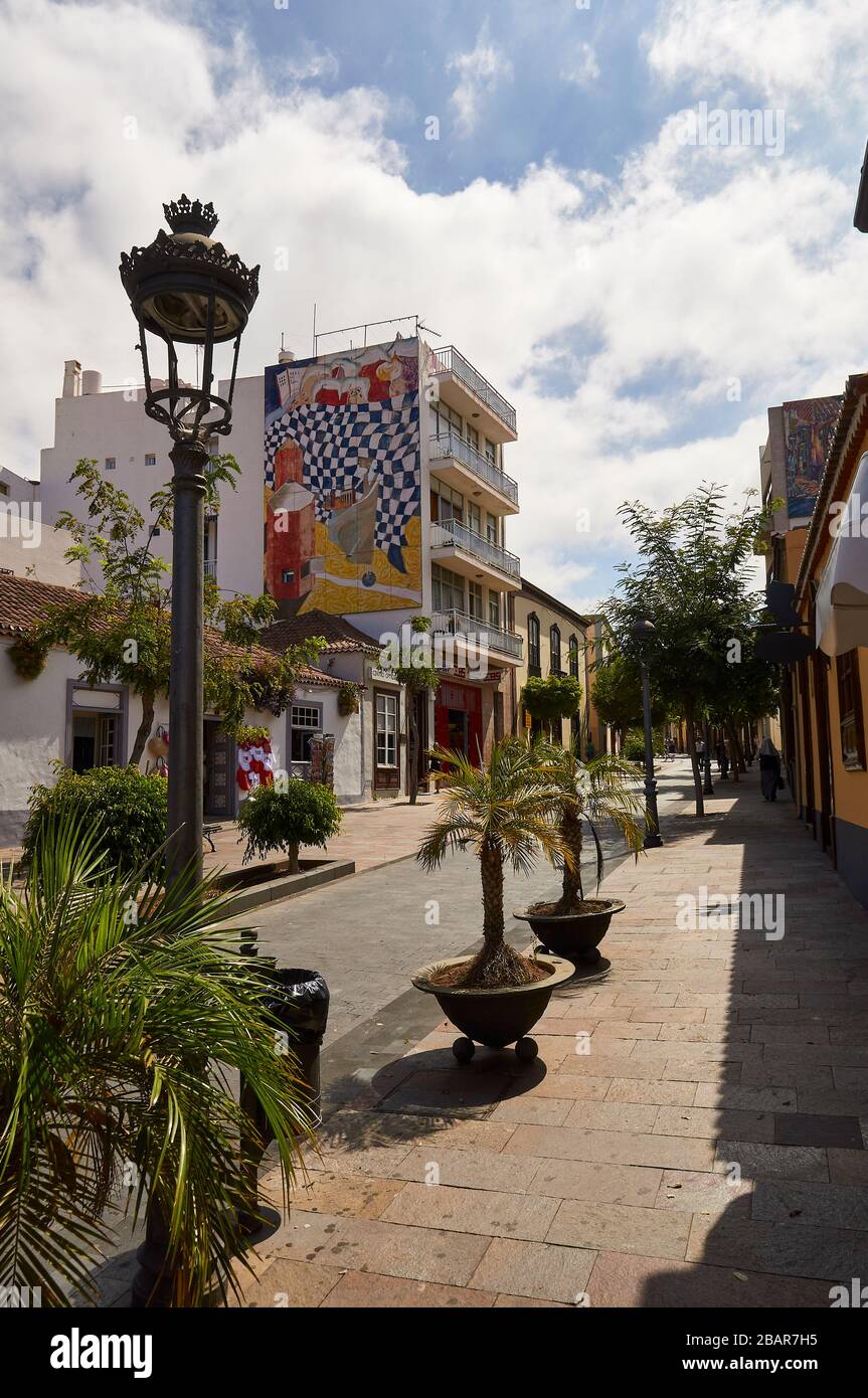 Strada del centro città con la pittura murale d'arte "la ciudad de la mirada" di Paco Roscommentos (Los Llanos de Aridane, la Palma, Isole Canarie, Spagna) Foto Stock