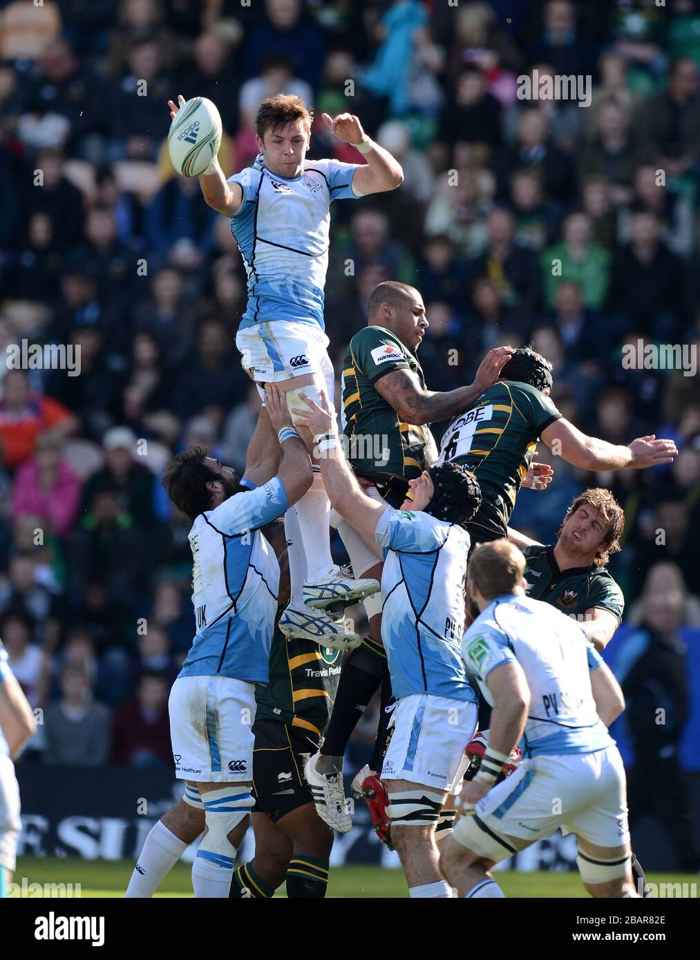 Ryan Wilson dei Glasgow Warriors vince il pallone nella linea Foto Stock