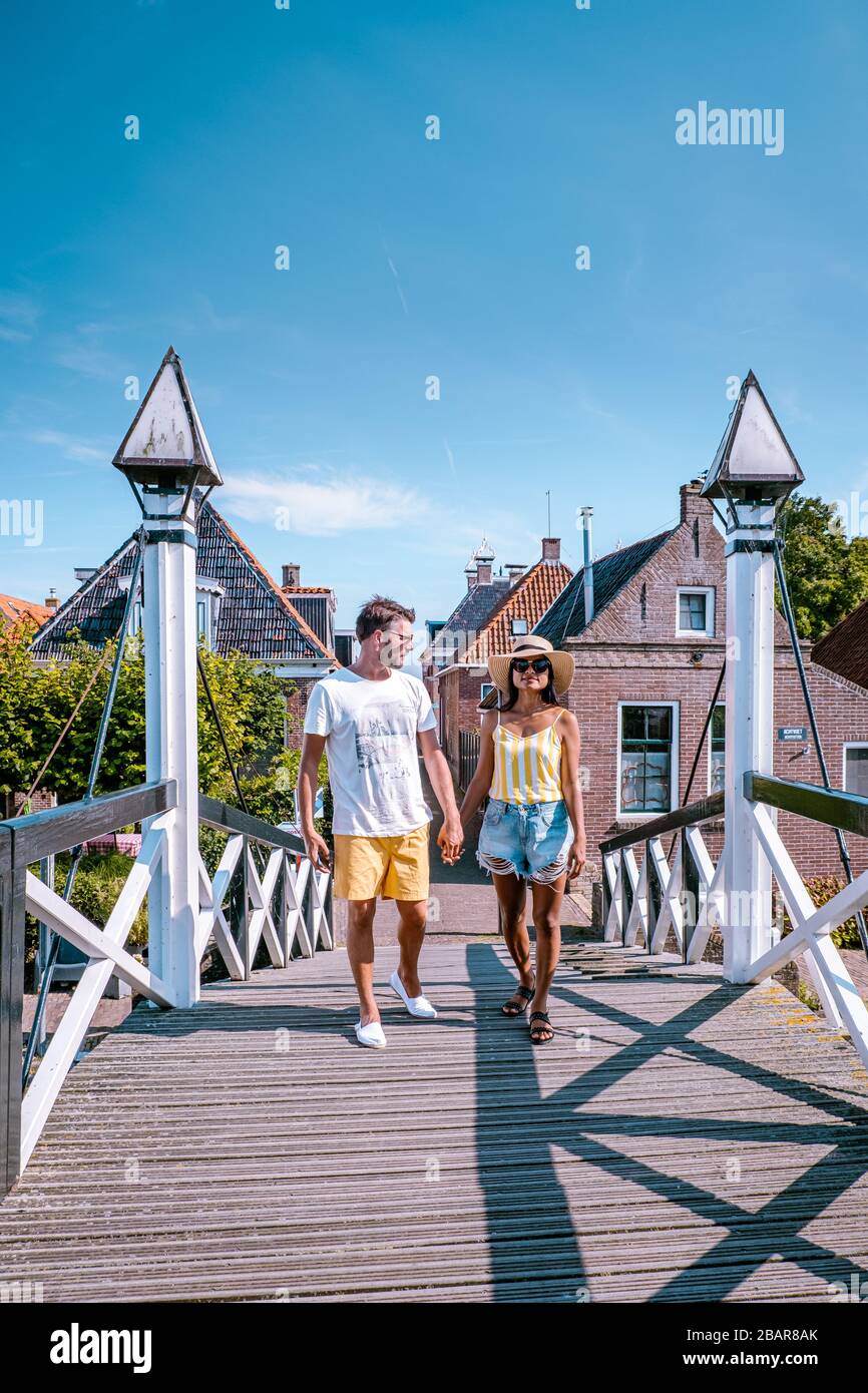 Giovane coppia in vacanza nella città vecchia di Hindeloopen Friesland Olanda durante l'estate Foto Stock