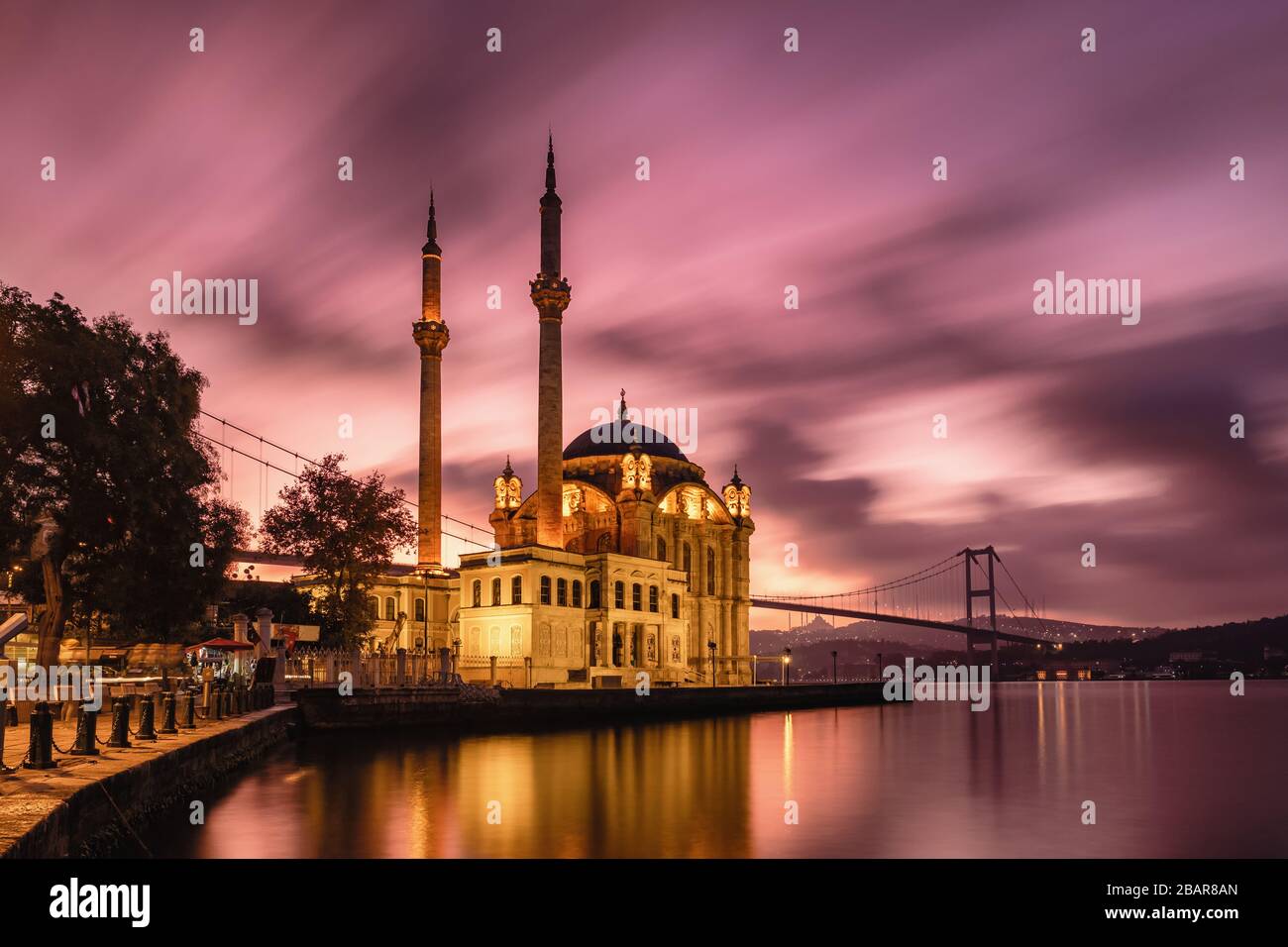 La Moschea Ortakoy e Ponte sul Bosforo a sunrise, Istanbul, Turchia Foto Stock