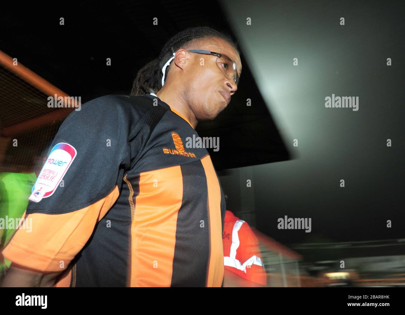 Il giocatore/allenatore di Barnet Edgar Davids si mette in campo per giocare contro Northampton Town Foto Stock