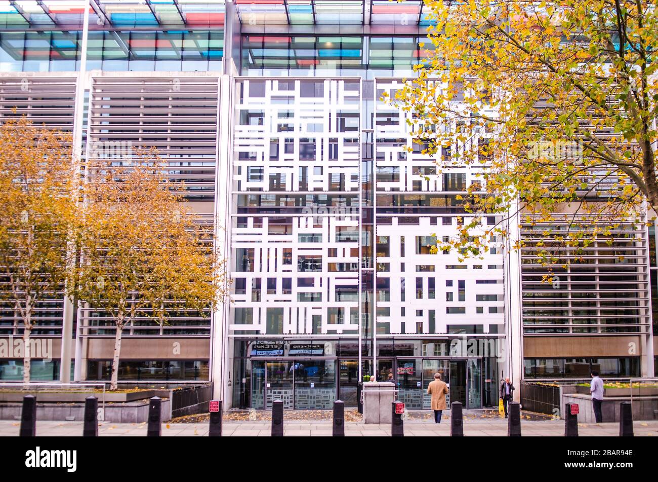 Logo Home Office e stemma presso l'ingresso principale - Dipartimento del governo britannico a Westminster Foto Stock