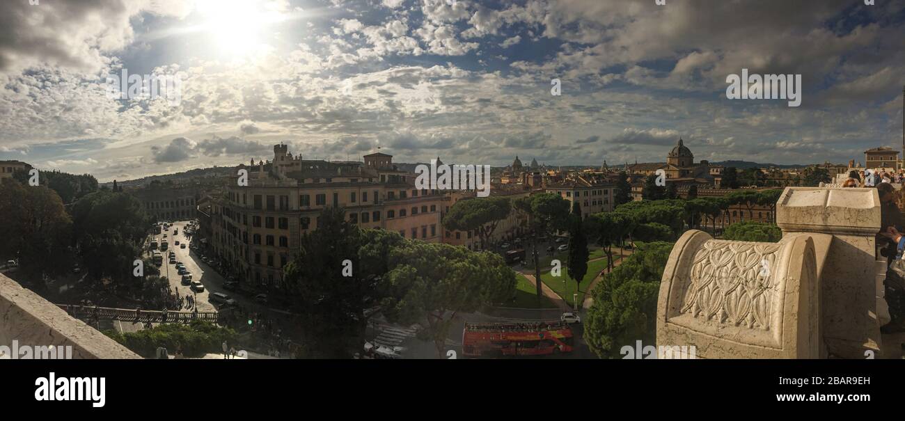 Vista della Basilica di Santa Maria in Aracoeli e del Colosseo, nel centro di Roma, in Italia. Foto Stock