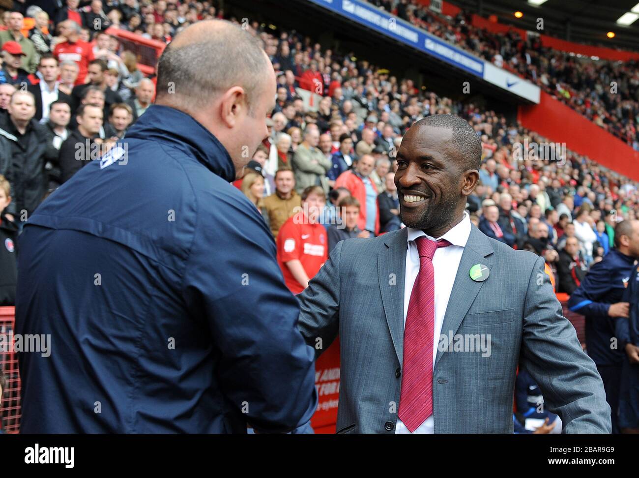 Il manager atletico di Charlton Chris Powell saluta il manager di Barnsley Keith Hill (a sinistra) prima della partita Foto Stock